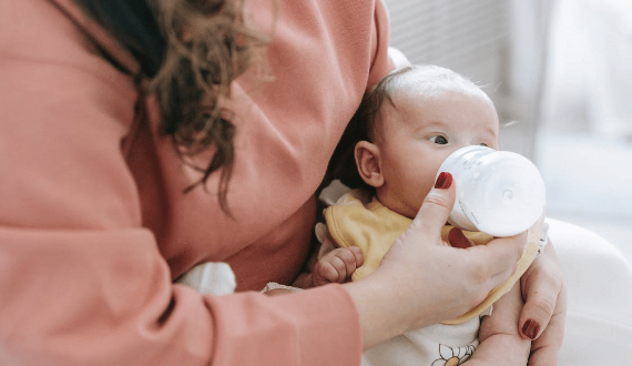 How Do You Teach Your Baby to Drink Milk from a Bottle?