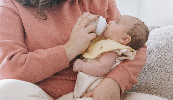 How to Properly Use a Bottle to Feed a Newborn Baby?
